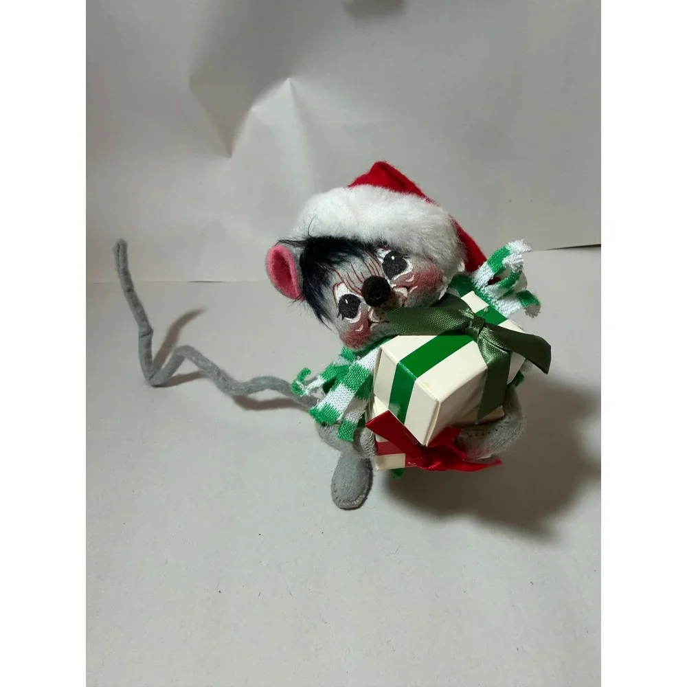 Annalee Mobilitee 1990 Christmas Mouse with Gifts 6 inch Vintage Felt Doll USA